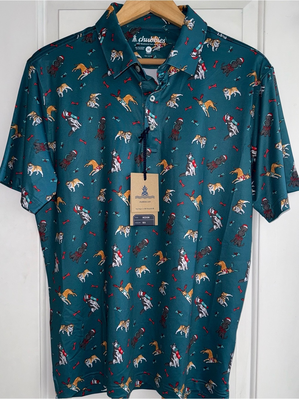 🐾Chubbies NWT “That's The Spirit" Performance Polo in Spruce Green Puppy Print